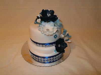 Wedding cake with flowers made by SmartFlex Velvet. - Cake by Jannette