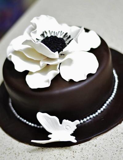 Black & White - Cake by Sini's Cakery 