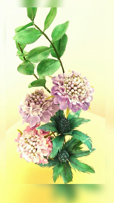 Free formed Scabious Flower, Sea Holly and Eucalyptus - Cake by Catalina Anghel azúcar'arte