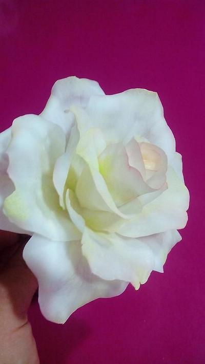 white free forme rose - Cake by Catalina Anghel azúcar'arte
