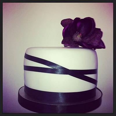 Vintage Violet - Cake by Krissi