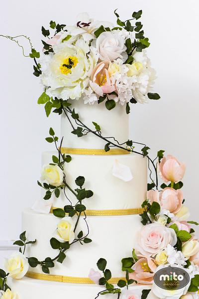 Nature inspired wedding cake . - Cake by Mito Sweets 