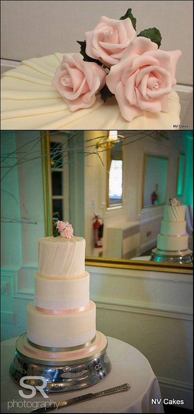 Delicate wedding cake - Cake by Nikki