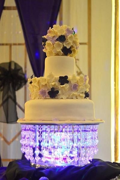 Wedding cake and cupcakes - Cake by HeavenlySweets