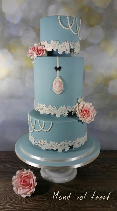 Vintage roses and lace - Cake by Mond vol taart