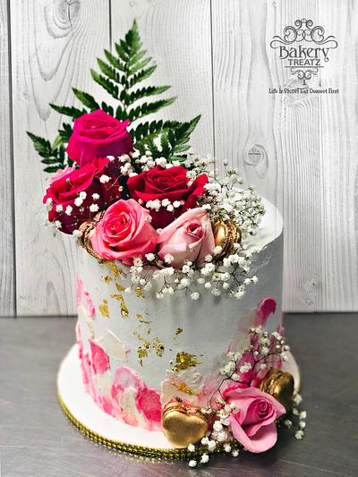 Fresh Roses & Golden Macarons - Cake by MsTreatz