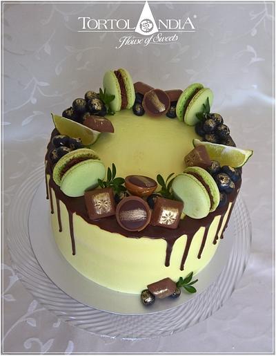Drip cake with macaron - Cake by Tortolandia