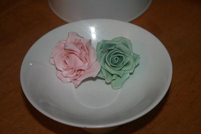 Gumpaste Roses - Cake by Jodie Taylor