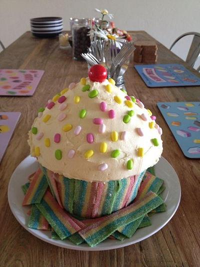 Giant Cupcake - Cake by lozwain