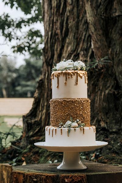 Golden drip cake - Cake by Clara da Cruz