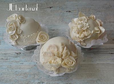 Small wedding cakes - Cake by Judith-JEtaarten