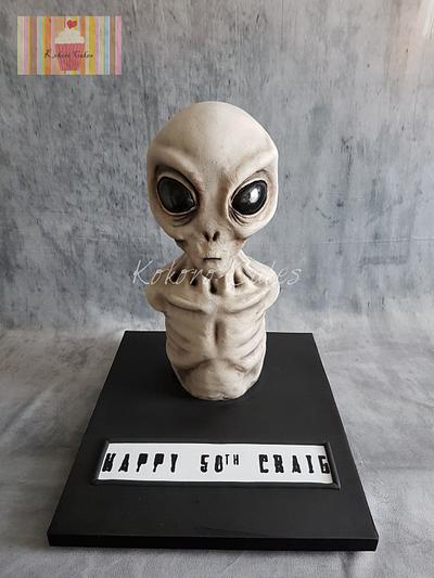 The grey alien - Cake by Kokoro Cakes by Kyoko Grussu
