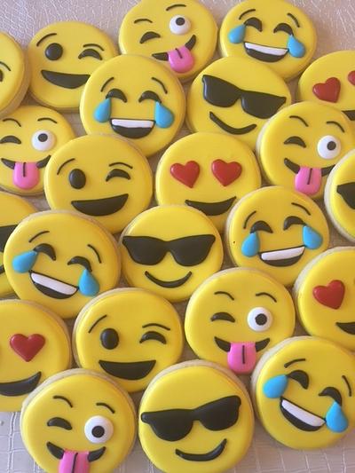 Emoji :) - Cake by TheCookieFantasy