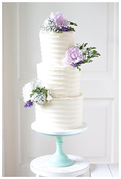 Buttercream weddingcake with sugarflowers - Cake by Taartjes van An (Anneke)