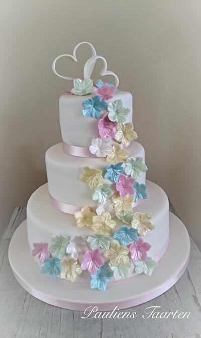 Weddingcake with pastel colour flowers - Cake by Pauliens Taarten