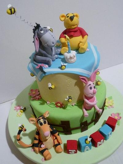 Winnie the Pooh  and friends - Cake by Louisa Massignani