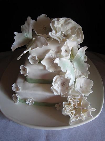 Fleurs et papillons - Cake by Frostilicious Cakes & Cupcakes