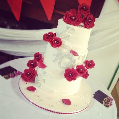 Red rose wedding cake - Cake by Dee
