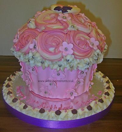 My 1st Giant Cupcake!! - Cake by debscakecreations