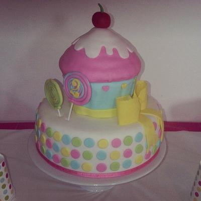 Giant cupcake and lollipops cake  - Cake by Adriana Vigas