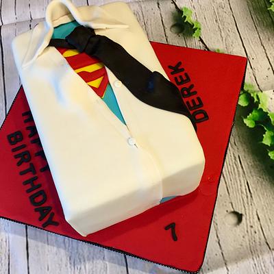 Superman  - Cake by IndirasDelight
