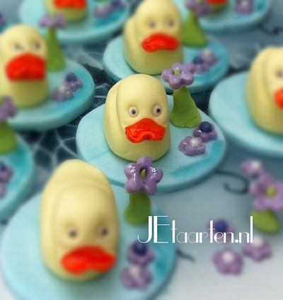 Duckies - Cake by Judith-JEtaarten