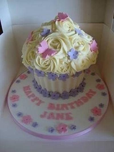 Pretty giant cupcake - Cake by Ruth
