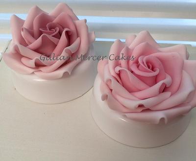 Sweet roses - Cake by Gillian mercer cakes 