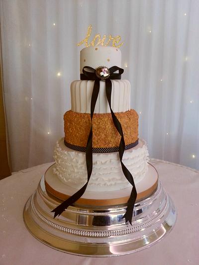 a touch of golden class - Cake by cakesbyleni