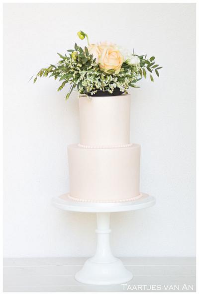 Weddingcake with fresh flowers on top - Cake by Taartjes van An (Anneke)