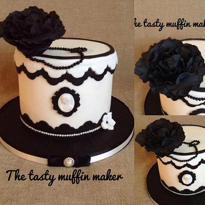 Elegant black and white cake  - Cake by Andrea 