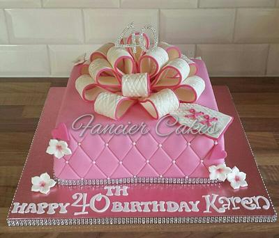 Present bow birthday cake - Cake by Fancier Cakes
