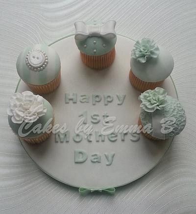 Mothers Day Cupcake Board - Cake by CakesByEmmaB