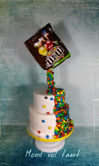 Gravity defying M&M's cake - Cake by Mond vol taart
