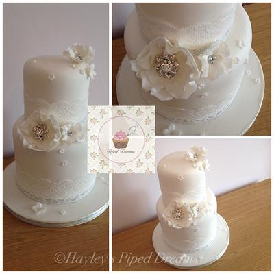 White wedding cake with a hint of bling - Cake by Pipeddreams