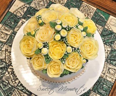 Yellow flowers made with buttercream - Cake by Sweet Moments
