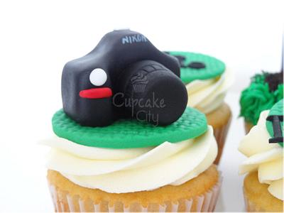 Camera topper cupcake - Cake by CupcakeCity