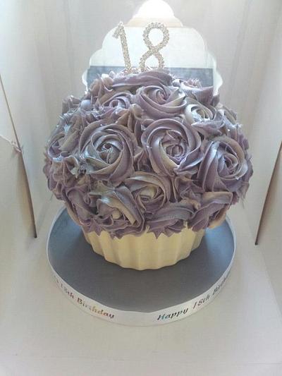 Giant Cupcake - Cake by Jodie Stone
