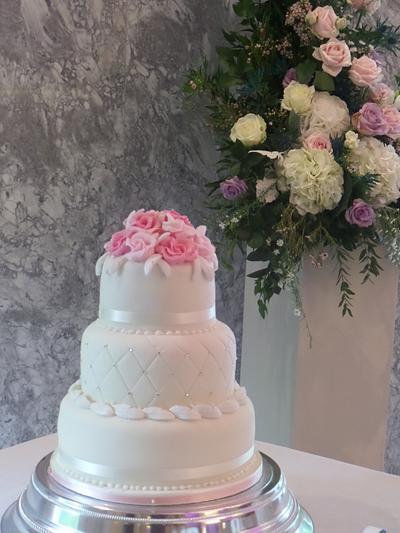 Roses & feathers - Cake by The Vintage Baker