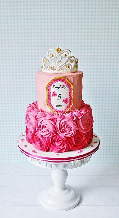 Pink roses and a tiara - Cake by Tamara