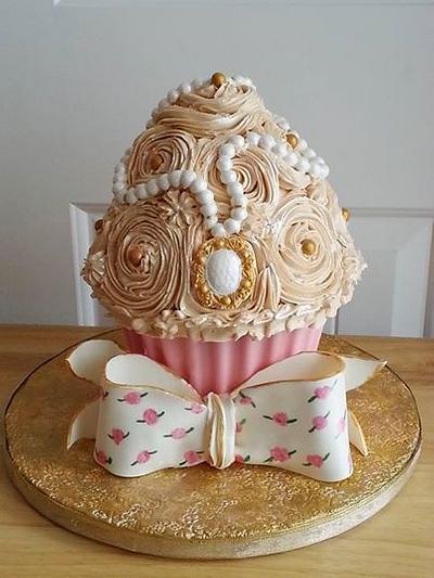 Vintage Giant Cupcake - Cake by Enza - Sweet-E