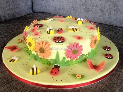 Daisies and Bugs - Cake by Ritsa Demetriadou
