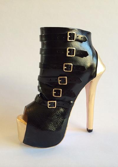 Black and gold sugar boot with heel - Cake by Antonio Balbuena