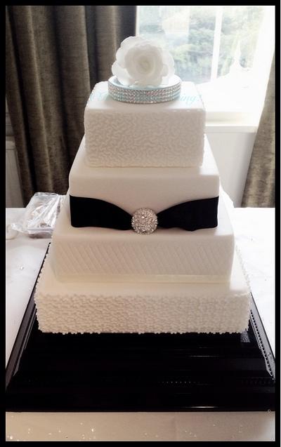 Black & White Wedding - Cake by Michelle Singleton