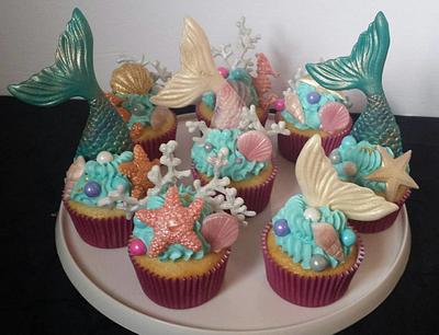 Mermaid cupcakes  - Cake by Jenn Szebeledy  ( Cakeartbyjenn_ )