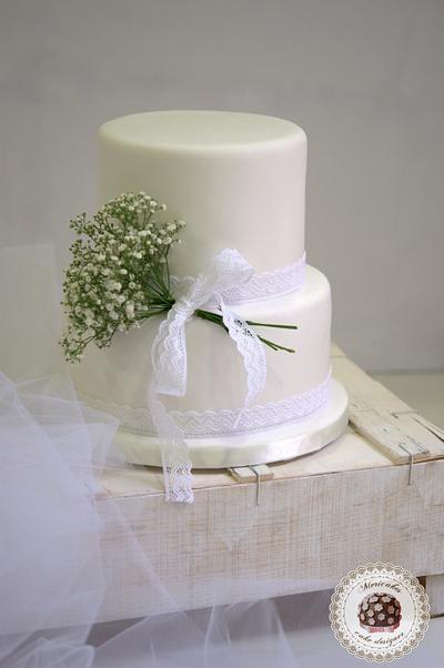 Delicate white wedding cake - Cake by Mericakes