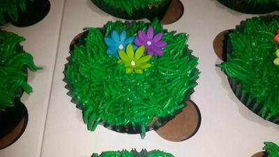 Quick and simple flower cupcakes - Cake by Chantal 