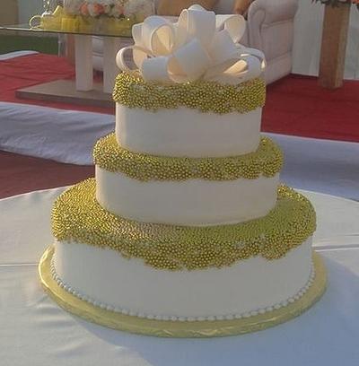 Gold and white wedding cake - Cake by SerwaPona