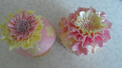 pinks and yellows - Cake by Tinascupcakes