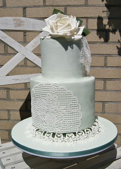 Vintage white rose cake - Cake by Amaliacakes